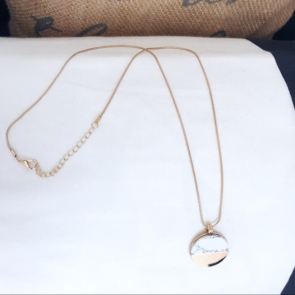 🎀 NEW • Gold & White Circle Marble Necklace • - Picture 3 of 6